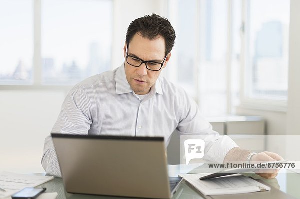 benutzen  Notebook  Geschäftsmann  Tablet PC
