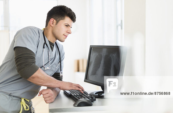 Mann  Computer  arbeiten  Stethoskop  jung