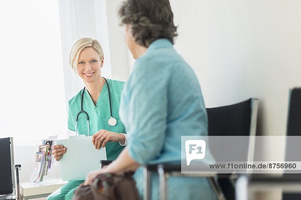 Patientin  sprechen  Zimmer  warten  Arzt