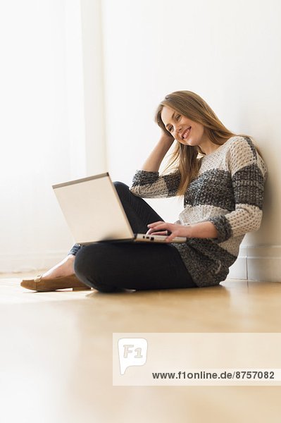 Portrait einer jungen Frau mit laptop