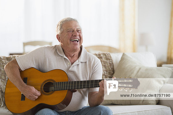 älterer Mann Gitarre