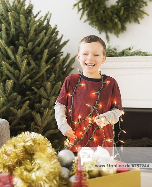 Portrait  Junge - Person  halten  Beleuchtung  Licht  Weihnachten  5-9 Jahre  5 bis 9 Jahre
