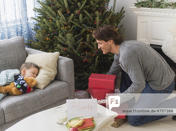 Geburtstagsgeschenk Mann geben Sohn unterhalb schlafen Weihnachtsbaum Tannenbaum 5-9 Jahre 5 bis 9 Jahre