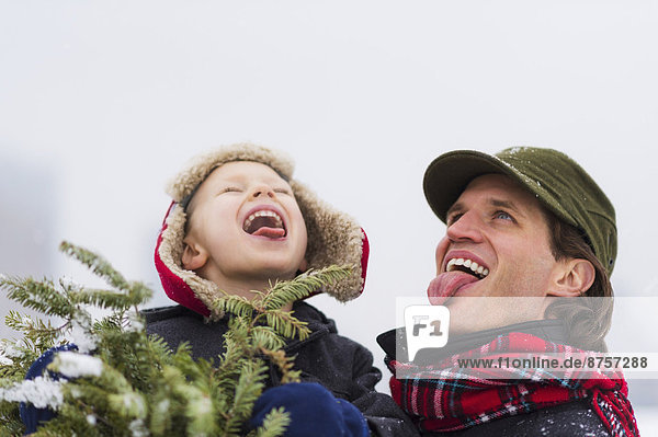Menschlicher Vater  Sohn  fangen  Schneeflocke  5-9 Jahre  5 bis 9 Jahre