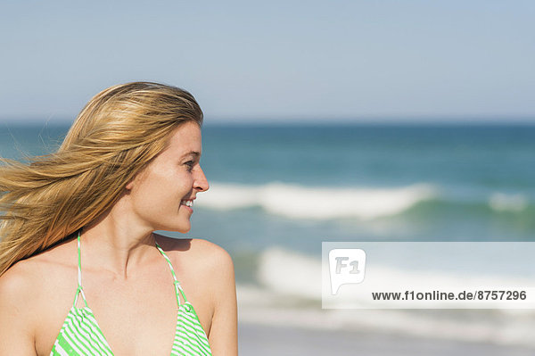 Portrait einer jungen Frau on beach