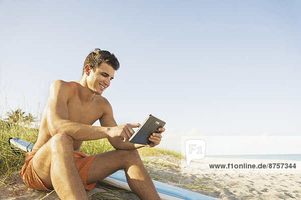 sitzend  Mann  Strand  Surfboard  jung  Tablet PC