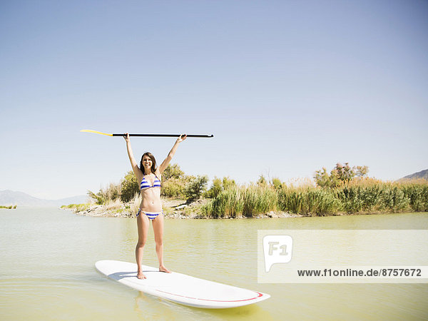 Frau balancieren Surfboard