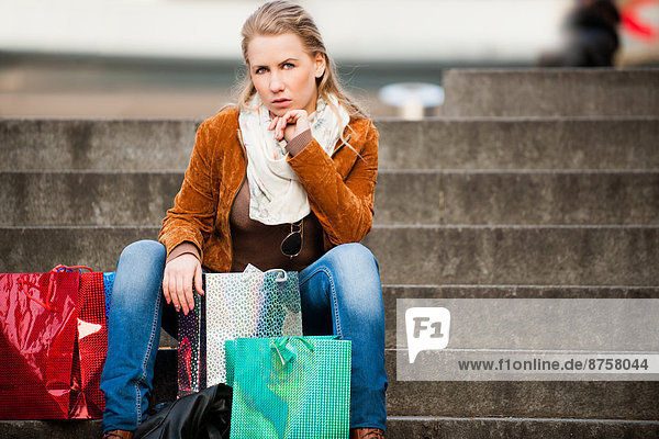 Junge Frau mit Einkaufstaschen in der Stadt