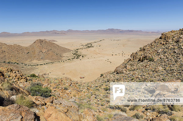 Ein baumbestandenes Flussbett windet sich durch die Namibwüste  Aus  ?Karas  Namibia