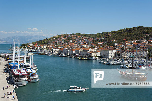 Hafen Palast Schloß Schlösser Ansicht Kroatien Trogir