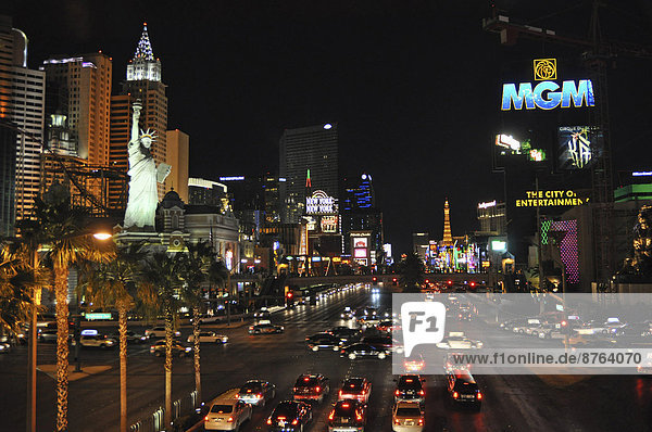 'Las Vegas Boulevard  auch ''The Strip''  New York-New York und MGM Casino  bei Nacht  Las Vegas  Nevada  USA'