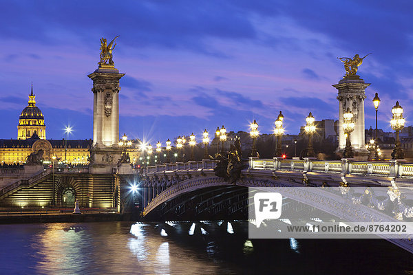 Pont Alexandre III  Seineufer und Invalidendom  Paris  Ile de France  Frankreich