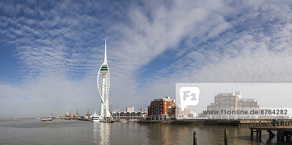 Panoramablick auf den Hafen  von Portsmouth Point  mit den Gunwharf Quays und dem Spinnaker Tower  Gunwharf Quays  Portsmouth  Hampshire  England  Großbritannien