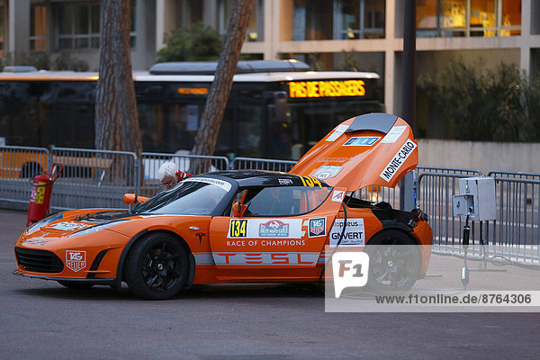 Elektroauto Tesla Sportwagen wird an einer Steckdose aufgeladen  Rallye Monte-Carlo des Energies Nouvelles 2014  Fürstentum Monaco