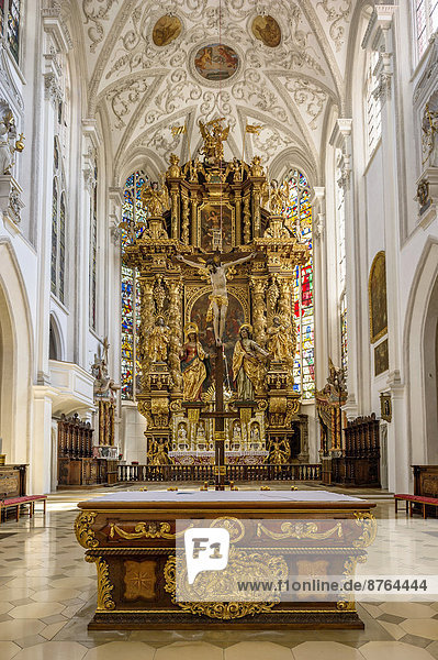 Altarraum mit Hochaltar  Stadtpfarrkirche Mariä Himmelfahrt  Landsberg am Lech  Oberbayern  Bayern  Deutschland