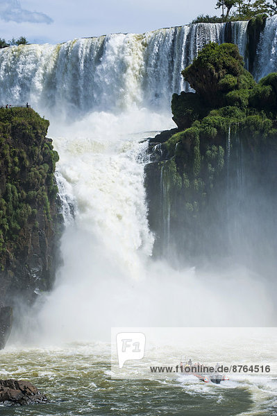 Jetboot unterhalb eines Wasserfalls der Iguazú-Wasserfälle  Iguazú-Nationalpark  UNESCO-Weltnaturerbe  Argentinien