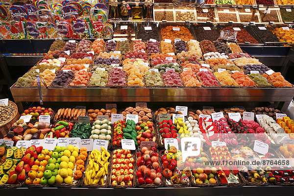 Marktstand mit Süßigkeiten und Nüssen  alte Markthallen des Mercat de La Boqueria  auch Mercat de Sant Josep  La Rambla  Barcelona  Katalonien  Spanien
