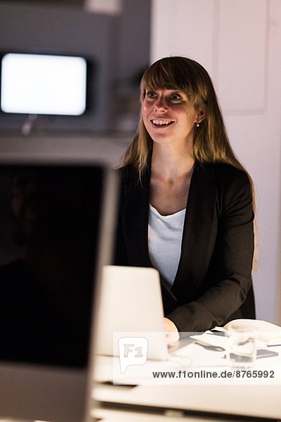 Stockholm  Hauptstadt  Frau  Notebook  lächeln  arbeiten  Büro  jung  Schweden