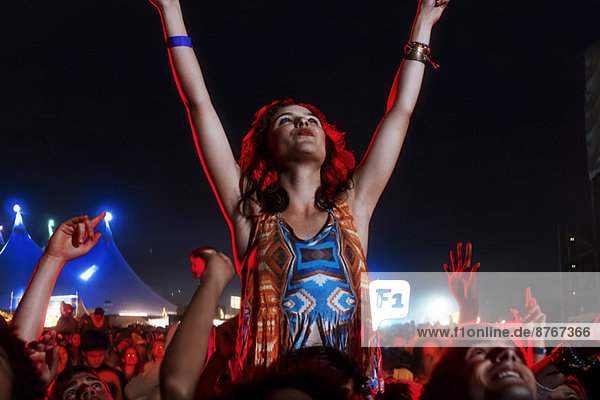 Jubelnde Frau auf den Schultern des Mannes beim Musikfestival