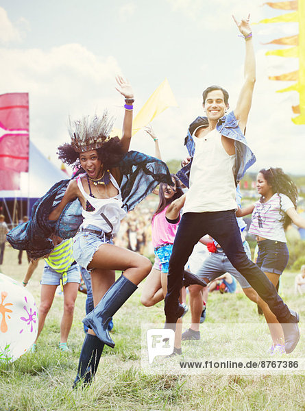 Begeisterte Freunde tanzen beim Musikfestival