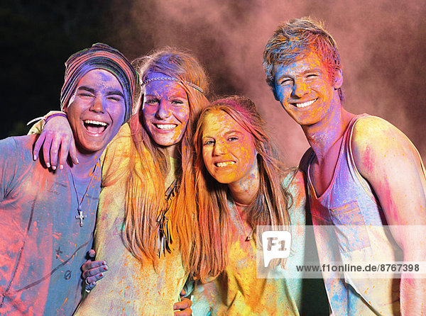 Porträt von Freunden mit Kreidefarbe auf dem Musikfestival