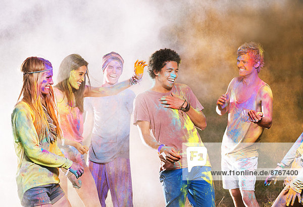 Mit Kreidefarbe überzogene Freunde beim Musikfestival