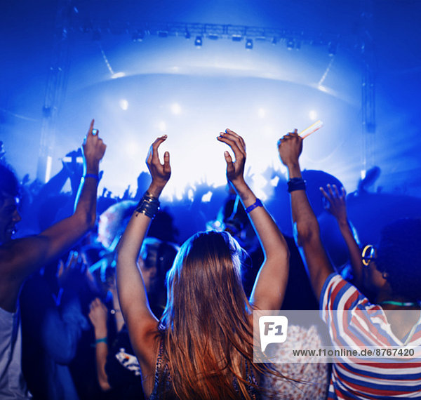 Fans tanzen und jubeln beim Musikfestival
