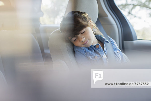Mädchen schläft auf dem Rücksitz des Autos