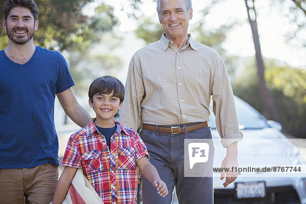 Glückliche Mehrgenerationen-Männer außerhalb des Autos