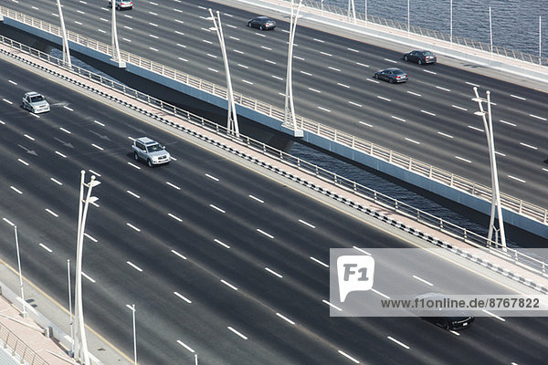 Autos auf der Autobahnbrücke