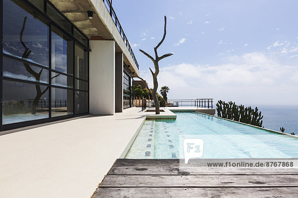 Luxuriöser Pool mit Blick auf den Ozean