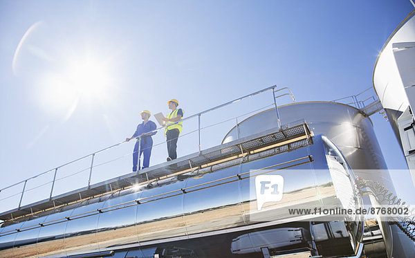 Arbeiter auf Plattform über Edelstahl-Milchtankwagen