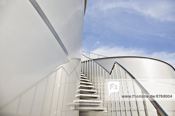 Treppe,  die sich entlang des Silageturms aus rostfreiem Stahl windet.