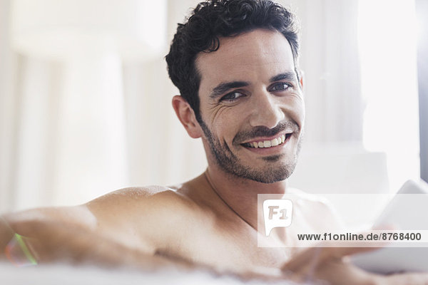 Nahaufnahme des lächelnden Mannes mit digitalem Tablett