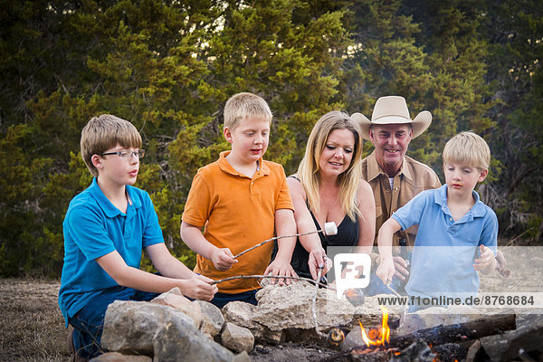 USA  Texas  Familie Rösten von Marshmallows über Lagerfeuer
