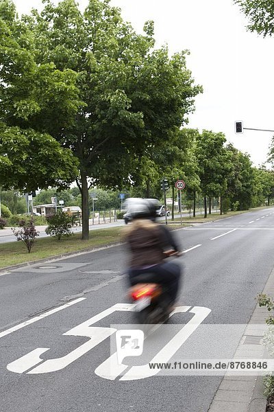 Deutschland,  Hessen,  Mopedfahren auf der Straße