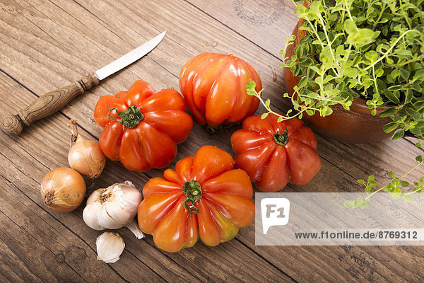Beefsteak-Tomaten  Zwiebeln  Knoblauch und Oregano  roh  Low Carb