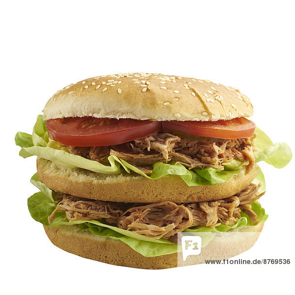 Burger mit Schweinefleisch  Tomate und Salat  weißer Hintergrund