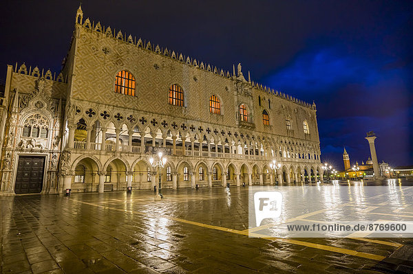 Italien  Venedig  Markusplatz mit Dogenpalast bei Nacht