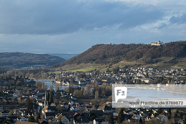 Schweiz  Thurgau  Blick von Eschenz auf den Rhein und Stein am Rhein mit Burg Hohenklingen