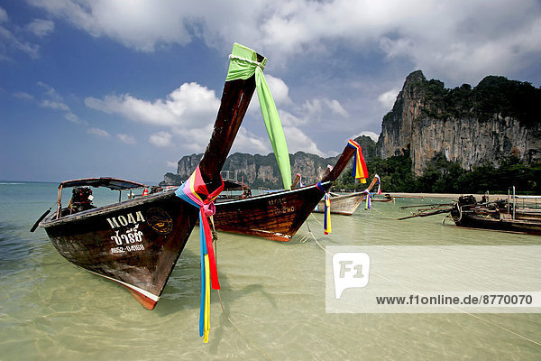 Longtailboote am Railay Strand  Krabi  Thailand  Asien
