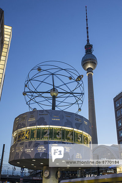 Weltzeituhr und Fernsehturm  Alexanderplatz  Berlin  Deutschland  Europa
