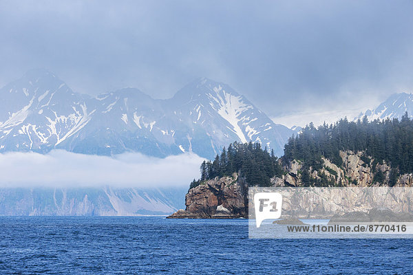 USA  Alaska  Seward  Resurrection Bay  Blick auf schneebedeckte Berge