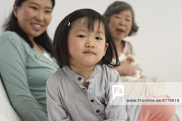 Asiatische Seniorin mit Tochter und zwei Enkelinnen