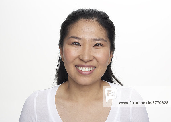 Porträt einer lächelnden Asiatin  Studioaufnahme