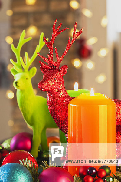 Bunter Adventskranz mit Kerzen und Spielzeughirschen