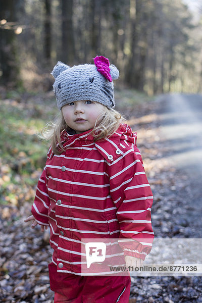 Portrait eines Kleinkindes am Waldrand stehend
