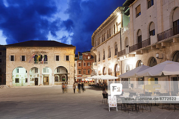 Altes Rathaus und Marktplatz mit Restaurant und Cafe  Altstadt  Pula  Istrien  Kroatien