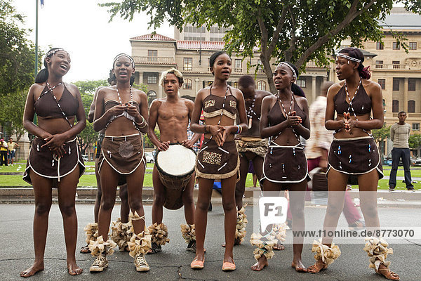 Gruppe Straßenmusiker in traditioneller Bekleidung  Pretoria  Gauteng  Republik Südafrika