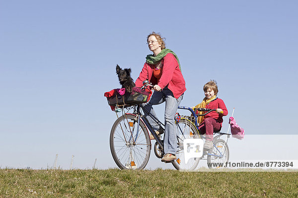 Mutter  Sohn und Hund machen eine Radtour